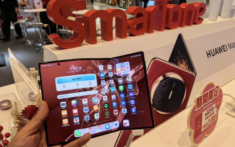 HUAWEI Mate XT 現身V City SmarTone Roadshow，三摺機即將登港仲有即場優惠?